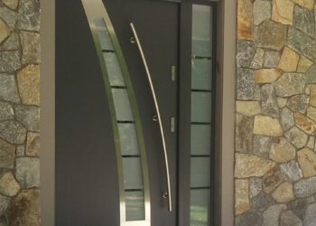 Praga - Modern Exterior Door with Active Sidelight - villedoors.com